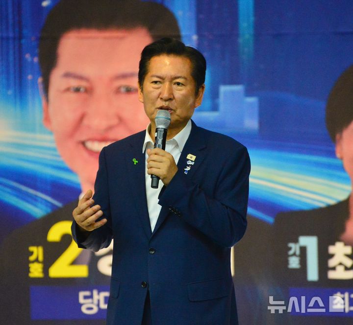 [청주=뉴시스] 서주영 기자 = 정청래 더불어민주당 당대표 후보가 27일 충북 청주시도시재생허브센터에서 열린 당원 토크콘서트에서 발언하고 있다. 2026.07.27. juyeong@newsis.com 