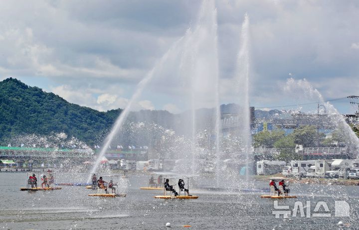 [장흥=뉴시스] 이창우 기자=대한민국 대표 여름축제인 '제19회 정남진 장흥 물축제'가 25일 화려한 개막식을 시작으로 9일간의 대장정에 돌입했다. 올해 물축제는 8월2일까지 청정 수질을 자랑하는 장흥 탐진강과 편백숲 우드랜드, 빠삐용Zip 일원에서 펼쳐진다. 2026.07.25 (사진=장흥군 제공) photo@newsis.com