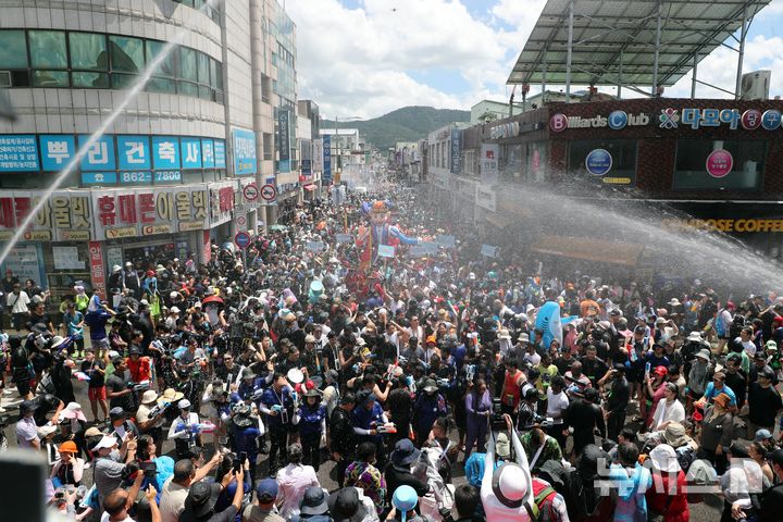 [장흥=뉴시스] 이창우 기자=대한민국 대표 여름축제인 '제19회 정남진 장흥 물축제'가 25일 화려한 개막식을 시작으로 9일간의 대장정에 돌입했다. 올해 물축제는 8월2일까지 청정 수질을 자랑하는 장흥 탐진강과 편백숲 우드랜드, 빠삐용Zip 일원에서 펼쳐진다. 2026.07.25 (사진=장흥군 제공) photo@newsis.com