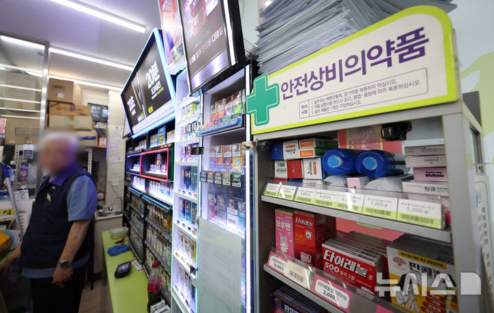 [서울=뉴시스] 김선웅 기자 = 사진은 27일 서울 소재 편의점에서 판매되는 상비약. 2026.07.27. mangusta@newsis.com