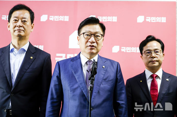 [서울=뉴시스] 정병혁 기자 = 정점식 국민의힘 원내대표가 27일 서울 여의도 국회에서 권영진 의원의 '원내대표 멱살잡이 항의' 관련 백브리핑을 하고 있다. 2026.07.27. jhope@newsis.com
