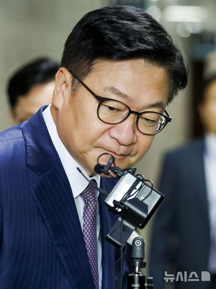 [서울=뉴시스] 정병혁 기자 = 정점식 국민의힘 원내대표가 27일 서울 여의도 국회에서 권영진 의원의 '원내대표 멱살잡이 항의' 관련 백브리핑을 하기 위해 이동하고 있다. 2026.07.27. jhope@newsis.com