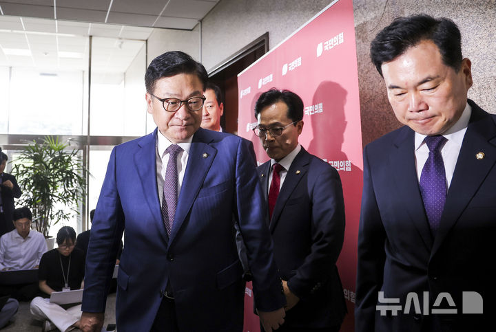 [서울=뉴시스] 정병혁 기자 = 정점식 국민의힘 원내대표가 27일 서울 여의도 국회에서 권영진 의원의 '원내대표 멱살잡이 항의' 관련 백브리핑을 마친 뒤 원내대표실로 들어가고 있다. 2026.07.27. jhope@newsis.com