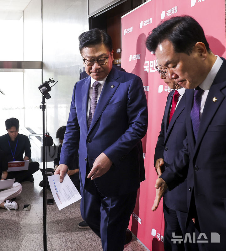 [서울=뉴시스] 정병혁 기자 = 정점식 국민의힘 원내대표가 27일 서울 여의도 국회에서 권영진 의원의 '원내대표 멱살잡이 항의' 관련 백브리핑을 마친 뒤 원내대표실로 들어가고 있다. 2026.07.27. jhope@newsis.com