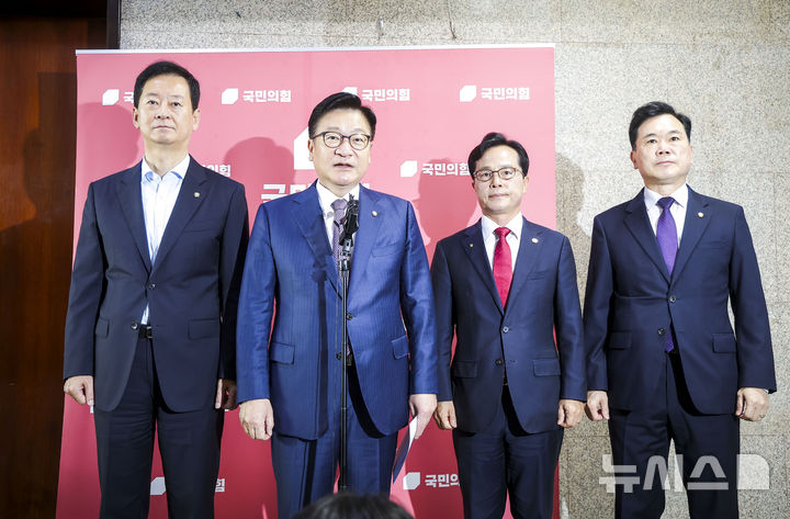 [서울=뉴시스] 정병혁 기자 = 정점식 국민의힘 원내대표가 27일 서울 여의도 국회에서 권영진 의원의 '원내대표 멱살잡이 항의' 관련 백브리핑을 하고 있다. 2026.07.27. jhope@newsis.com