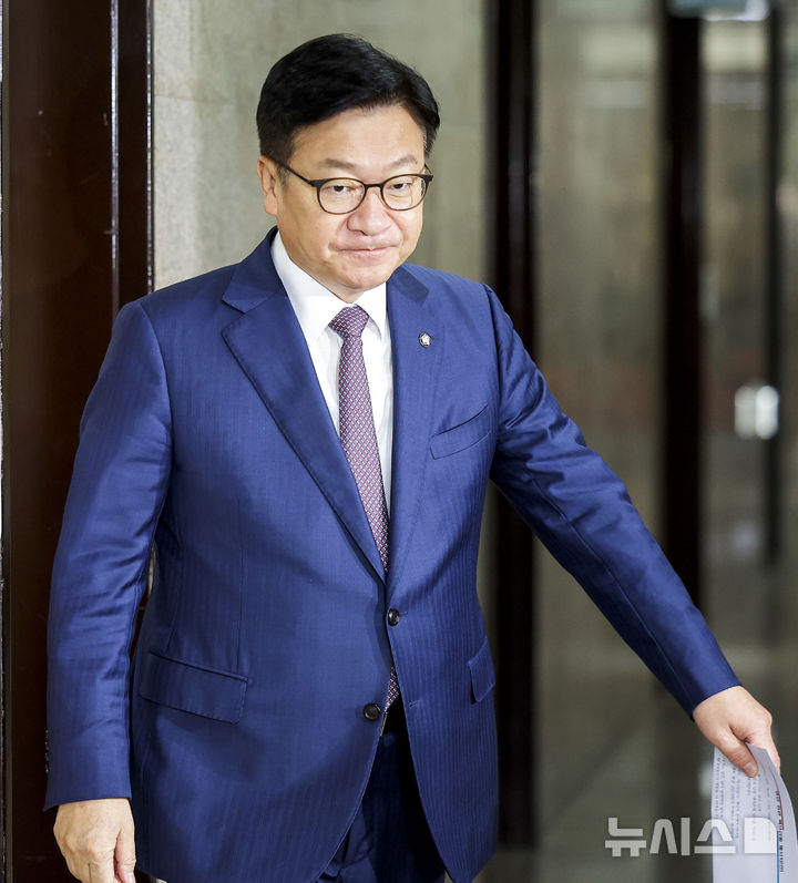 [서울=뉴시스] 정병혁 기자 = 정점식 국민의힘 원내대표가 27일 서울 여의도 국회에서 권영진 의원의 '원내대표 멱살잡이 항의' 관련 백브리핑을 하기 위해 이동하고 있다. 2026.07.27. jhope@newsis.com