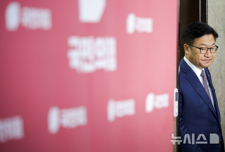 [서울=뉴시스] 정병혁 기자 = 정점식 국민의힘 원내대표가 27일 서울 여의도 국회에서 권영진 의원의 '원내대표 멱살잡이 항의' 관련 백브리핑을 하기 위해 이동하고 있다. 2026.07.27. jhope@newsis.com