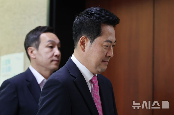 [서울=뉴시스] 최진석 기자 = 장동혁 국민의힘 대표가 27일 여의도 국회에서 열린 최고위원회의에 참석하고 있다. 2026.07.27. myjs@newsis.com