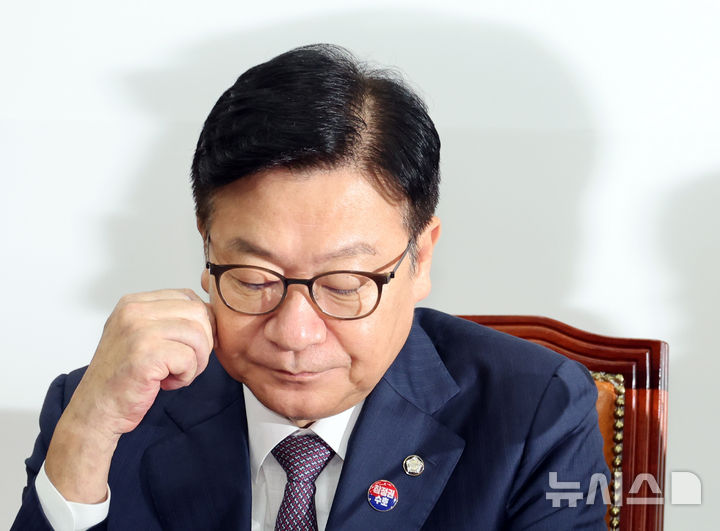 [서울=뉴시스] 최진석 기자 = 정점식 국민의힘 원내대표가 27일 여의도 국회에서 열린 최고위원회의에서 생각에 잠겨 있다. 2026.07.27. myjs@newsis.com