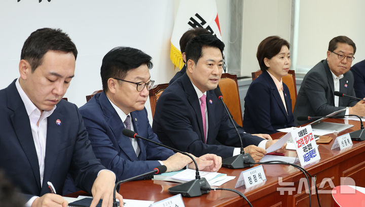 [서울=뉴시스] 최진석 기자 = 장동혁 국민의힘 대표가 27일 여의도 국회에서 열린 최고위원회의에서 발언하고 있다. 2026.07.27. myjs@newsis.com