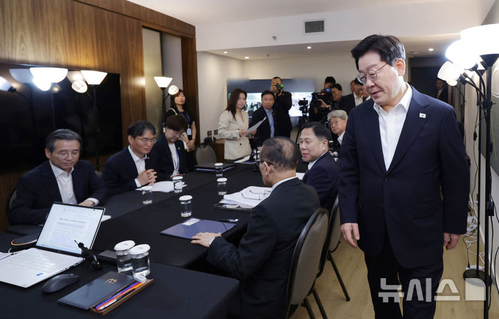 [브라질리아=뉴시스] 김진아 기자 = 남미 순방 중인 이재명 대통령이 26일(현지 시간) 브라질 브라질리아의 한 호텔에서 열린 대통령수석보좌관회의에 참석하고 있다. 2026.07.27. bluesoda@newsis.com