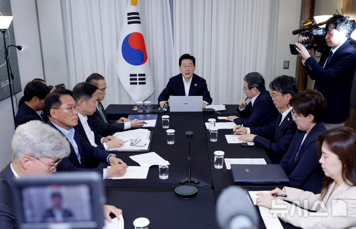 [브라질리아=뉴시스] 김진아 기자 = 남미 순방 중인 이재명 대통령이 26일(현지 시간) 브라질 브라질리아의 한 호텔에서 열린 대통령수석보좌관회의에서 발언을 하고 있다. 2026.07.27. bluesoda@newsis.com