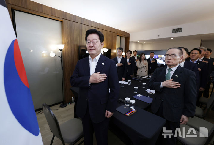 [브라질리아=뉴시스] 김진아 기자 = 남미 순방 중인 이재명 대통령이 26일(현지 시간) 브라질 브라질리아의 한 호텔에서 열린 대통령수석보좌관회의에서 국민의례를 하고 있다. 2026.07.27. bluesoda@newsis.com