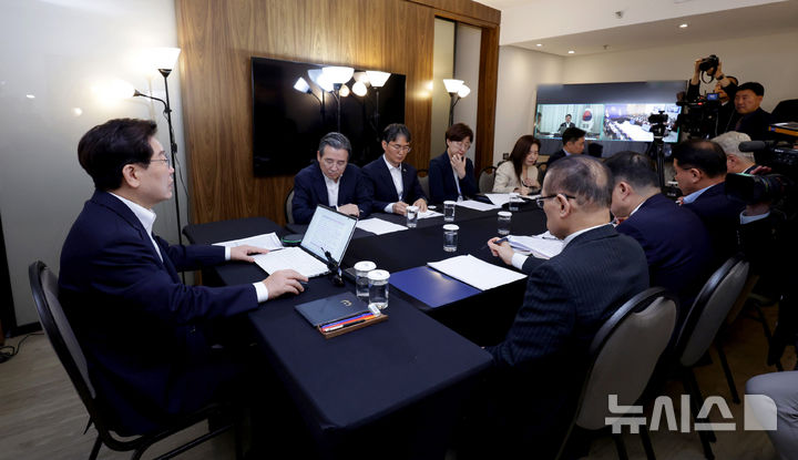[브라질리아=뉴시스] 김진아 기자 = 남미 순방 중인 이재명 대통령이 26일(현지 시간) 브라질 브라질리아의 한 호텔에서 열린 대통령수석보좌관회의에서 발언을 하고 있다. 2026.07.27. bluesoda@newsis.com