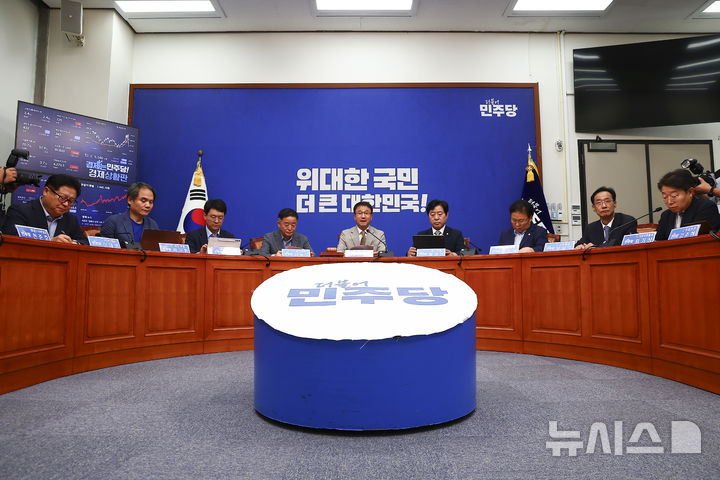 [서울=뉴시스] 김근수 기자 = 한병도(가운데) 더불어민주당 당대표 직무대행 겸 원내대표가 27일 오전 서울 여의도 국회에서 열린 최고위원회의에서 발언하고 있다. 2026.07.27. ks@newsis.com