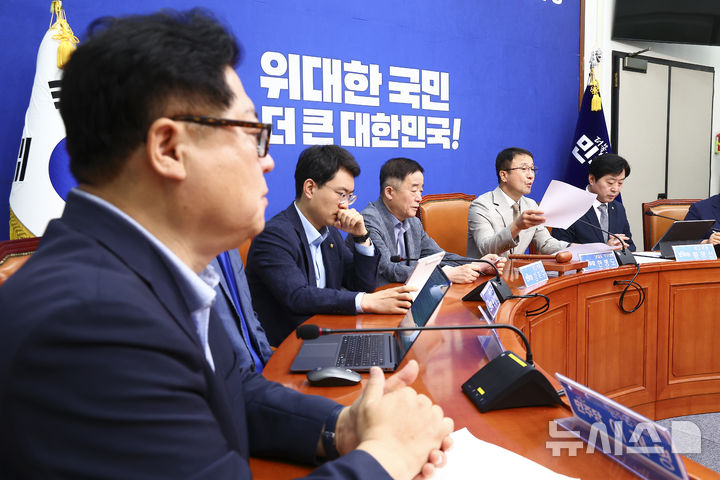 [서울=뉴시스] 김근수 기자 = 한병도 더불어민주당 당대표 직무대행 겸 원내대표가 27일 오전 서울 여의도 국회에서 열린 최고위원회의에서 발언하고 있다. 2026.07.27. ks@newsis.com