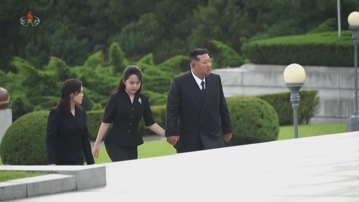 [서울=뉴시스] 북한 조선중앙TV는 김정은 국무위원장이 지난 26일 '전승절'로 기념하는 6.25전쟁 정전협정 체결 73주년을 맞아 대성산혁명열사릉을 찾아 추모했다고 27일 보도했다. 이 자리에는 부인 리설주 여사와 딸 김주애가 함께했다. (사진=조선중앙TV 캡처) 2026.07.27. photo@newsis.com *재판매 및 DB 금지