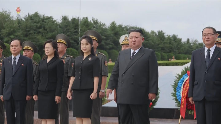 [서울=뉴시스] 북한 조선중앙TV는 김정은 국무위원장이 지난 26일 '전승절'로 기념하는 6.25전쟁 정전협정 체결 73주년을 맞아 대성산혁명열사릉을 찾아 추모했다고 27일 보도했다. 이 자리에는 부인 리설주 여사와 딸 김주애가 함께했다. (사진=조선중앙TV 캡처) 2026.07.27. photo@newsis.com *재판매 및 DB 금지