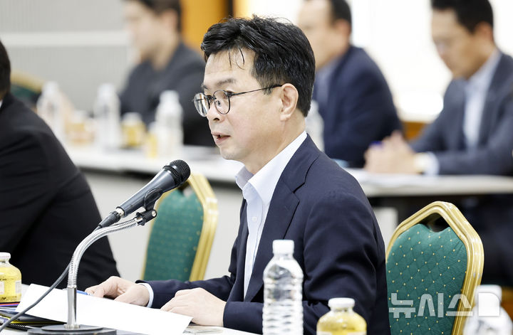 [서울=뉴시스] 김혜진 기자 = 신진창 금융위원회 사무처장이 27일 오전 서울 중구 은행회관에서 열린 포용금융 신용인프라 분과 회의에서 모두발언을 하고 있다. 2026.07.27. jini@newsis.com