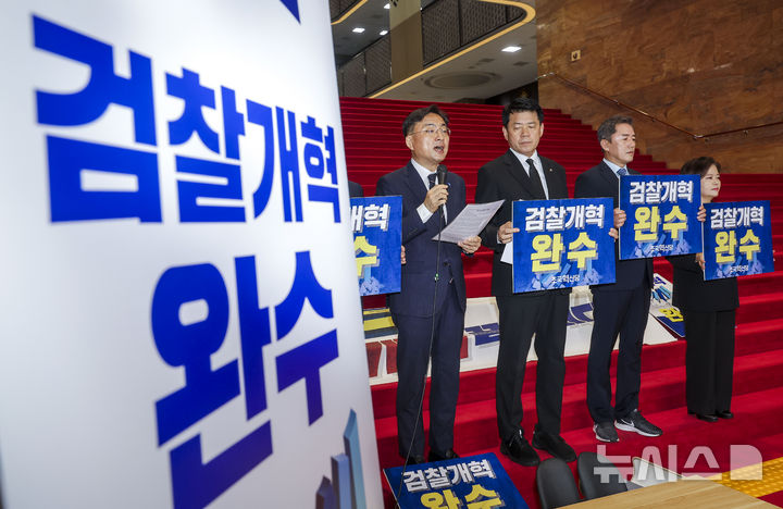 [서울=뉴시스] 정병혁 기자 = 신장식 조국혁신당 신임 당대표가 27일 서울 여의도 국회에서 열린 최고위원회의에서 발언하고 있다. 2026.07.27. jhope@newsis.com