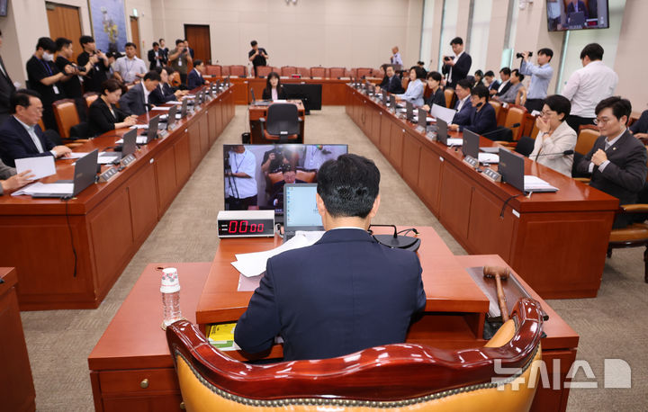 [서울=뉴시스] 최진석 기자 = 김성원 국회 산자위원장이 27일 여의도 국회에서 산업통상자원중소벤처기업위원회 제1차 전체회의를 주재하고 있다. 2026.07.27. myjs@newsis.com