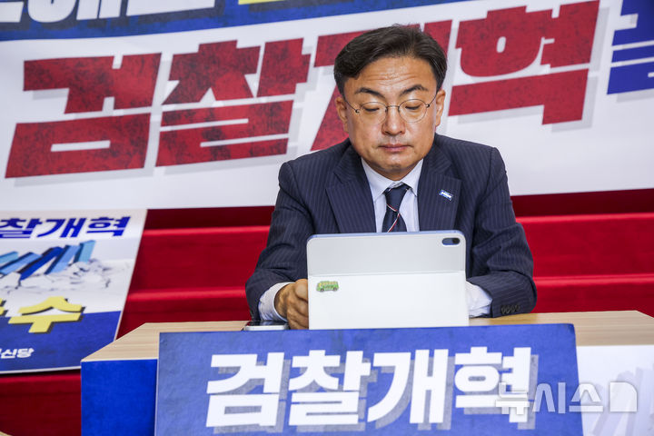 [서울=뉴시스] 정병혁 기자 = 신장식 조국혁신당 신임 당대표를 비롯한 당 지도부가 27일 서울 여의도 국회에 설치된 조국혁신당 검찰개혁완수 상황실에 앉아 있다. 2026.07.27. jhope@newsis.com