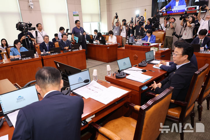 [서울=뉴시스] 최진석 기자 = 서영교 국회 법사위원장 27일 여의도 국회에서 법제사법위원회 제4차 전체회의를 주재하고 있다. 2026.07.27. myjs@newsis.com