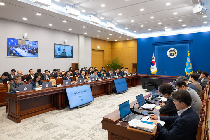 [서울=뉴시스] 김진아 기자 = 남미 순방 중인 이재명 대통령이 27일 브라질 브라질리아의 한 호텔에서 화상으로 수석보좌관회의를 주재하자 강훈식 비서실장 등이 청와대 여민관에서 경청하고 있다. (청와대 제공) 2026.07.27. photo@newsis.com *재판매 및 DB 금지