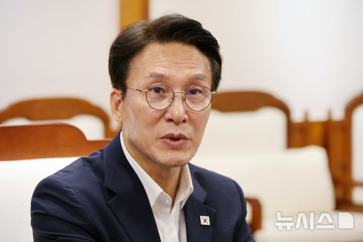 [세종=뉴시스] 배훈식 기자 = 김민석 더불어민주당 당 대표 후보가 27일 오전 세종시청을 찾아 조상호 시장과 면담하며 발언하고 있다. 2026.07.27. dahora83@newsis.com