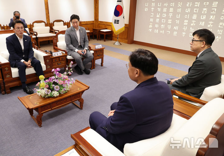 [세종=뉴시스] 배훈식 기자 = 더불어민주당 김민석 당대표 후보가 27일 오전 세종시청을 찾아 조상호 시장과 면담하고 있다. 2026.07.27. dahora83@newsis.com