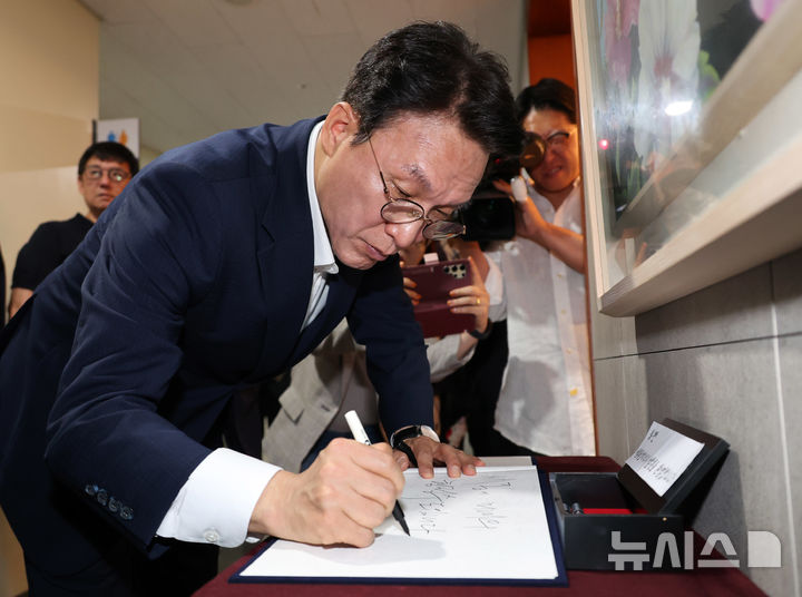 [세종=뉴시스] 배훈식 기자 = 더불어민주당 감민석 당대표 후보가 27일 오전 세종시청을 찾아 방명록을 남기고 있다. 2026.07.27. dahora83@newsis.com
