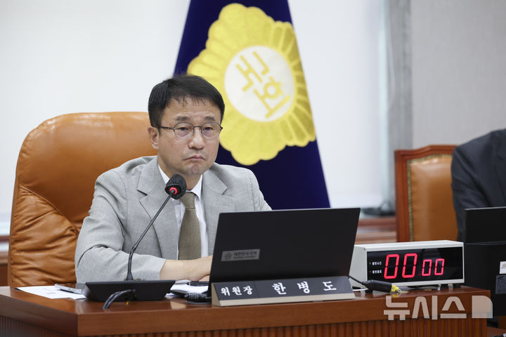 [서울=뉴시스] 김근수 기자 = 한병도 국회 운영위원회 위원장이 27일 오전 서울 여의도 국회에서 열린 운영위원회 전체회의에서 회의를 주재하고 있다. 2026.07.27. ks@newsis.com