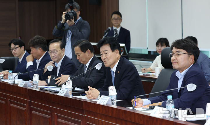 [서울=뉴시스] 조수정 기자 = 정동영 통일부 장관이 27일 오전 서울 종로구 정부서울청사에서 열린 제2차 접경지역 평화안전 연석회의에서 모두발언을 하고 있다 2026.07.27. chocrystal@newsis.com