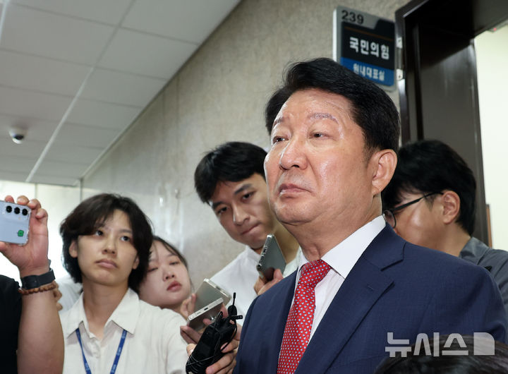[서울=뉴시스] 최진석 기자 = 멱살 항의 소동 권영진 국민의힘 의원이 27일 여의도 국회에서 정점식 원내대표와 면담 후 발언하고 있다. 2026.07.27. myjs@newsis.com