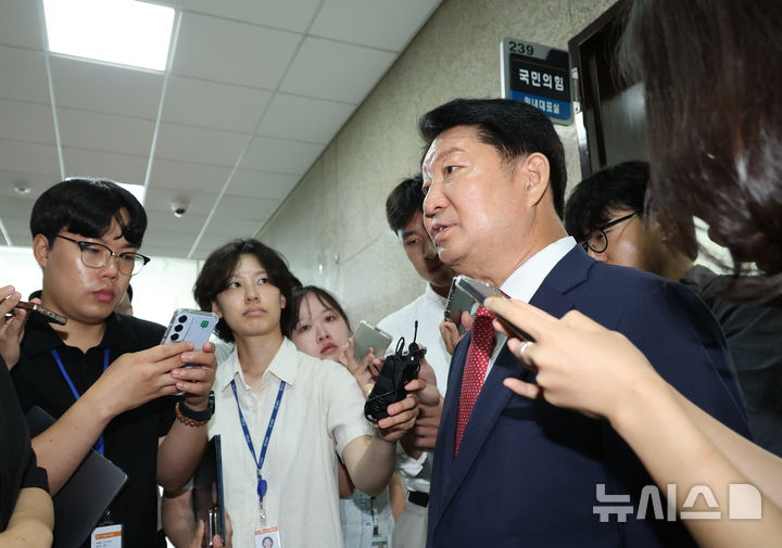 [서울=뉴시스] 최진석 기자 = 멱살 항의 소동 권영진 국민의힘 의원이 27일 여의도 국회에서 정점식 원내대표와 면담 후 발언하고 있다. 2026.07.27. myjs@newsis.com