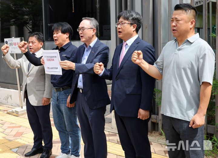 [세종=뉴시스] 배훈식 기자 = 송치영(왼쪽 세번째) 소상공인연합회장을 비롯한 회원들이 지난달 27일 오전 세종시 정부세종청사 고용노동부 앞에서 최저임금 이의제기 입장 발표 기자회견을 하고 있다. 2026.08.28. dahora83@newsis.com