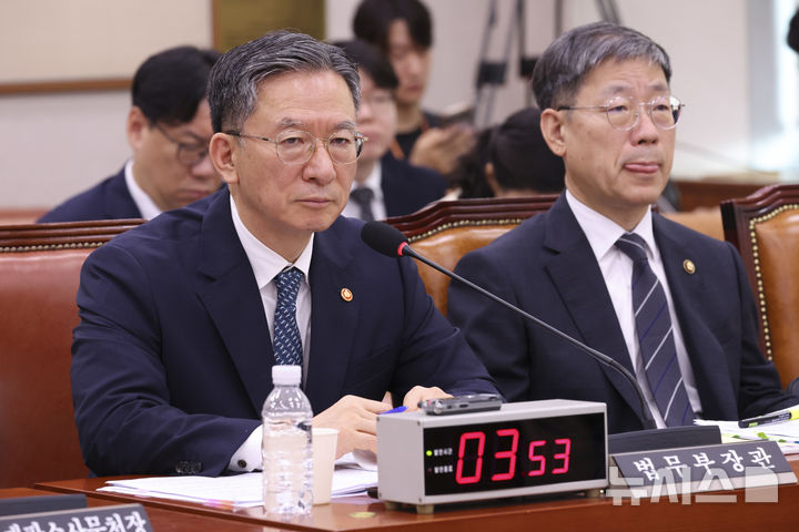 [서울=뉴시스] 김근수 기자 = 정성호 법무부 장관이 27일 오전 서울 여의도 국회에서 열린 법제사법위원회 전체회의에서 질문에 답하고 있다. 2026.07.27. ks@newsis.com