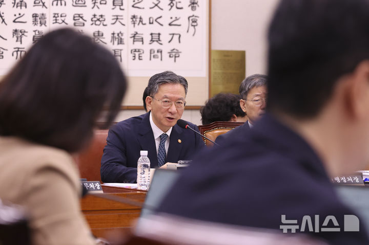 [서울=뉴시스] 김근수 기자 = 정성호 법무부 장관이 27일 오전 서울 여의도 국회에서 열린 법제사법위원회 전체회의에서 질문에 답하고 있다. 2026.07.27. ks@newsis.com