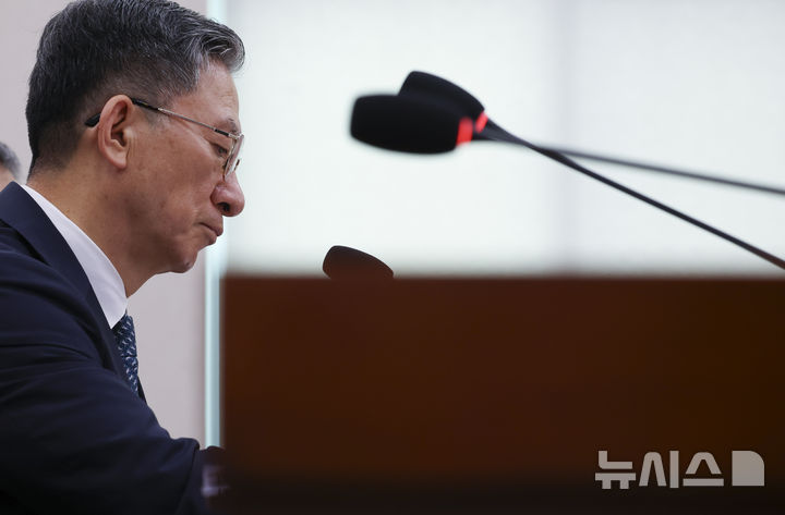 [서울=뉴시스] 김근수 기자 = 정성호 법무부 장관이 27일 오전 서울 여의도 국회에서 열린 법제사법위원회 전체회의에서 잠시 생각에 잠겨 있다. 2026.07.27. ks@newsis.com