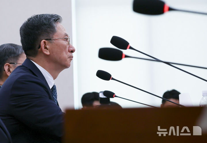[서울=뉴시스] 김근수 기자 = 정성호 법무부 장관이 27일 오전 서울 여의도 국회에서 열린 법제사법위원회 전체회의에서 질문에 답하고 있다. 2026.07.27. ks@newsis.com