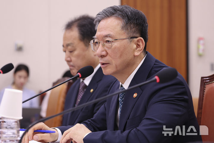 [서울=뉴시스] 김근수 기자 = 정성호 법무부 장관이 27일 오전 서울 여의도 국회에서 열린 법제사법위원회 전체회의에서 질문에 답하고 있다. 2026.07.27. ks@newsis.com
