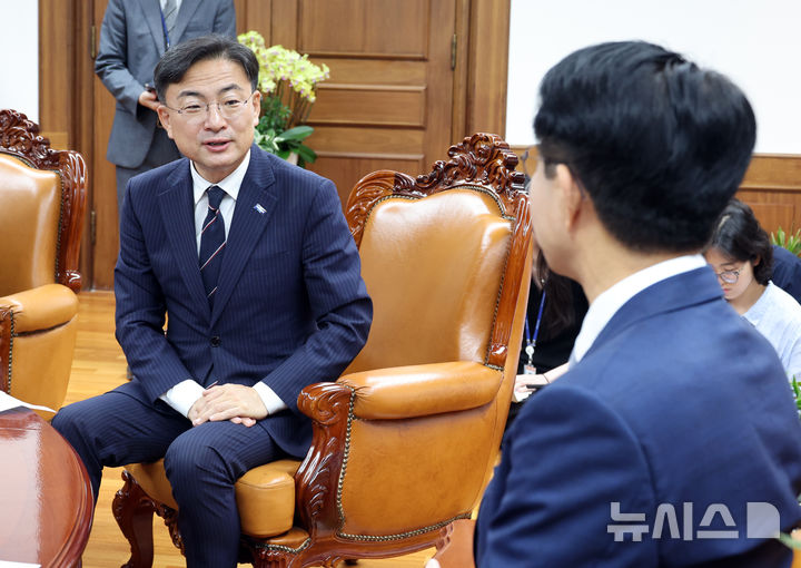 [서울=뉴시스] 최진석 기자 = 신장식 조국혁신당 신임 대표가 27일 서울 여의도 국회에서 조정식 국회의장을 예방하며 발언하고 있다. 2026.07.27. myjs@newsis.com