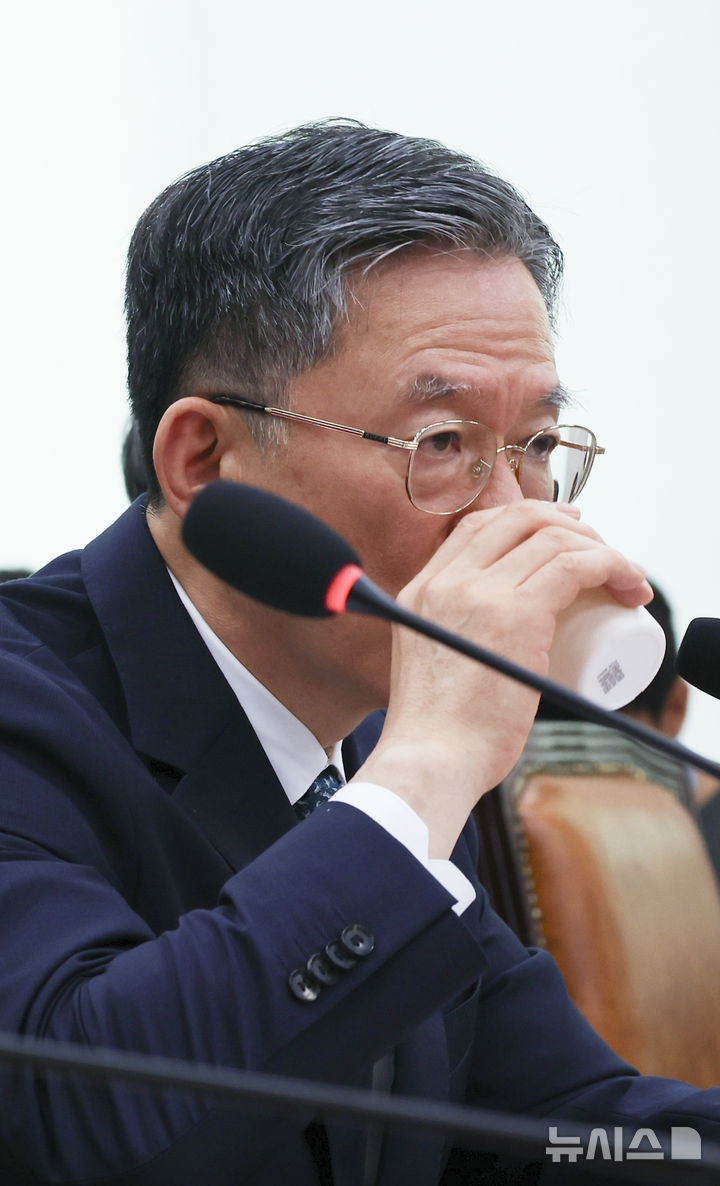 [서울=뉴시스] 김근수 기자 = 정성호 법무부 장관이 27일 오전 서울 여의도 국회에서 열린 법제사법위원회 전체회의에서 도중에 물을 마시고 있다. 2026.07.27. ks@newsis.com