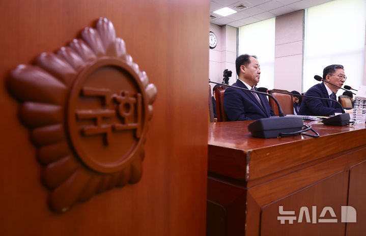 [서울=뉴시스] 김근수 기자 = 정성호 법무부 장관이 27일 오전 서울 여의도 국회에서 열린 법제사법위원회 전체회의에서 질문에 답하고 있다. 2026.07.27. ks@newsis.com