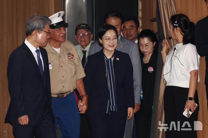 미군 참전용사 손잡고 입장하는 한성숙 총리