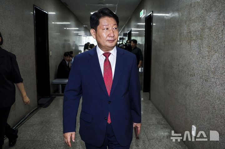 '멱살잡이 항의' 권영진 의원, 정점식-김승수 면담 마치고 이동
