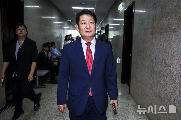 '멱살잡이 항의' 권영진 의원, 정점식-김승수 면담 마치고 이동
