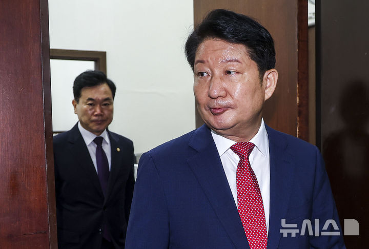 원내운영수석부대표 면담 마친 권영진 의원