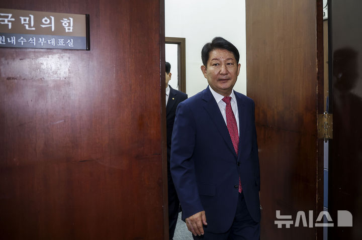 [서울=뉴시스] 정병혁 기자 = '원내대표 멱살잡이 항의' 논란 권영진 국민의힘 의원이 27일 서울 여의도 국회에서 정점식 원내대표와 김승수 원내운영수석부대표와 면담을 마친 뒤 이동하고 있다. 2026.07.27. jhope@newsis.com