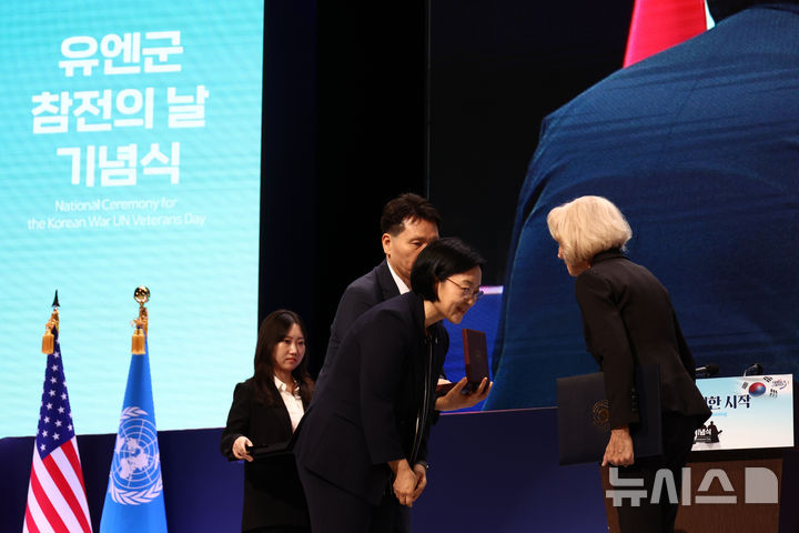 감사 인사하는 한성숙 총리